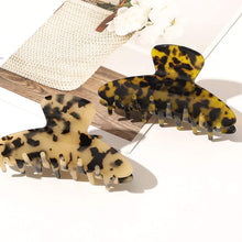 Load image into Gallery viewer, Ivyu Big Banana Jaw Clips for Girls Leopard Cheetah Totories - Ivyu Beauty