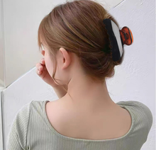 将图片加载到图库查看器，Luxury Hair Claw Clip for Women, Premium PC Material for Long-Term Use, 4.1 Inch Big Strong Hold No Slip Hair Clips for Thick or Thin Hair, Includes 2 Black Satin Scrunchies
